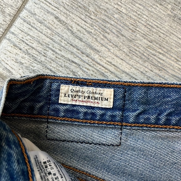 Blue Levi’s 501 distressed jean shorts - Picture 5 of 5